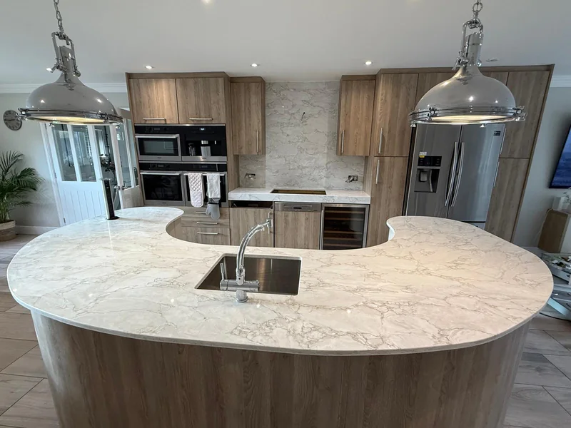 Curved kitchen peninsula